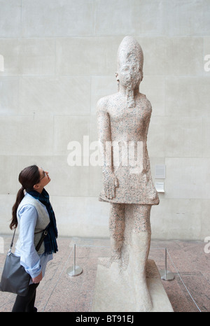 Sculpture sur l'affichage à l'aile égyptienne du Metropolitan Museum of Art à Manhattan , New York City, USA Banque D'Images