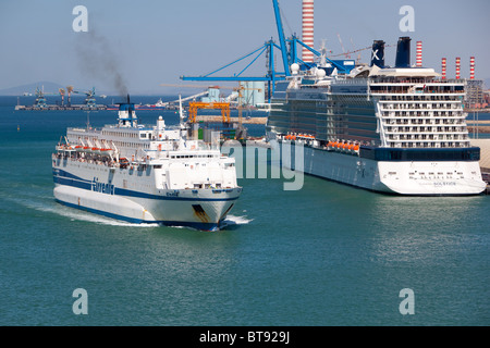 Matin Arrivée du traversier pour passagers 'Clodia' à Civitavecchia Italie à partir de la Sardaigne Banque D'Images