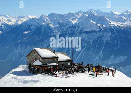 Les skieurs au refuge Les Violettes de la Swiss Club alpin dans les Alpes Pennines, Crans montana, Valais, Suisse Banque D'Images
