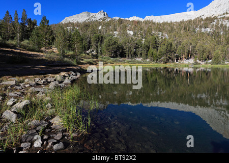 Lac alpin dans les montagnes de la Sierra Nevada de Californie Banque D'Images