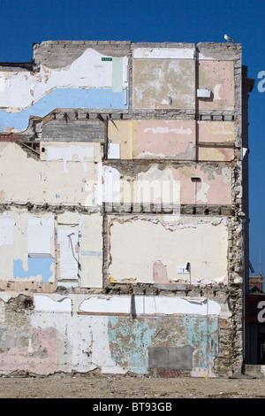 Partiellement démolie Maison avec douche et toilettes restant citerne Banque D'Images