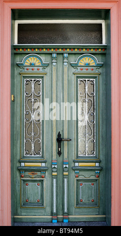 Dekorative Holztür, Wernigerode, Sachsen-Anhalt, Allemagne. - Porte en bois décoratif, Wernigerode, Saxe-Anhalt, Allemagne. Banque D'Images