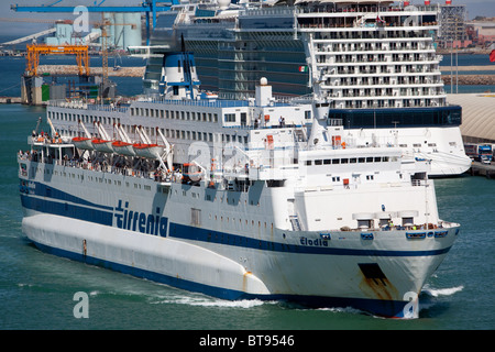 Matin Arrivée du traversier pour passagers 'Clodia' à Civitavecchia Italie à partir de la Sardaigne Banque D'Images