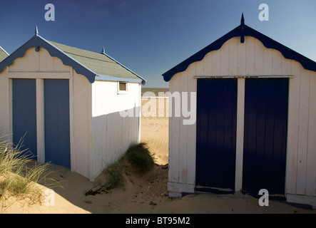 Cabines de plage dans le sable à Southwold, Suffolk Banque D'Images