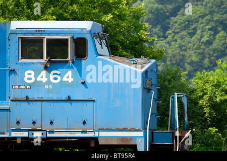 Vue rapprochée de la cabine de cette locomotive Conrail-ex (ex-LMS 724) dans une cour de triage WV ; près de South Charleston, WV, États-Unis d'Amérique. Banque D'Images