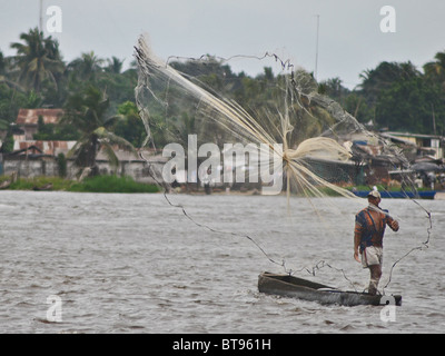 Lancer pêcheur net, Jacqueville, d'Ivoire, Afrique de l'Ouest Banque D'Images