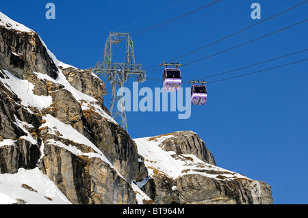 Les pylônes et cabines de passagers au funitel Plaine Morte dans les rochers, Crans montana, Valais, Suisse Banque D'Images