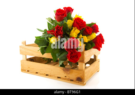 Bouquet de roses rouges et jaunes dans des caisses en bois Banque D'Images