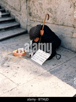 Femme mendiant sur un escalier à proximité de la Piazza del Popolo, Rome, Italie Banque D'Images