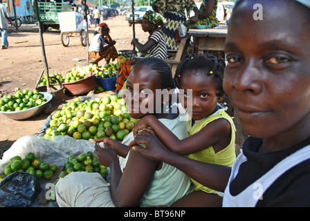 Les femmes vendant des fruits sur un marché dans la ville de Man, tenues par les rebelles dans le nord de la Côte d'Ivoire, Afrique de l'Ouest Banque D'Images