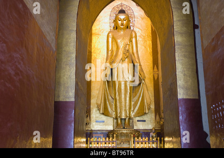 Bouddha dans le Temple Ananda, Old Bagan, Pagan, Birmanie, Myanmar, en Asie Banque D'Images