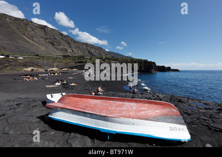 Playa de Charco Verde, 'Paisaje protegido del Remo' Nature Reserve, petit bateau de pêche sur la plage, La Palma, Canary Islands Banque D'Images