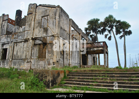 Maison coloniale française abandonné squatté en maintenant par les réfugiés libériens, Sassandra, Côte d'Ivoire, Afrique de l'Ouest Banque D'Images