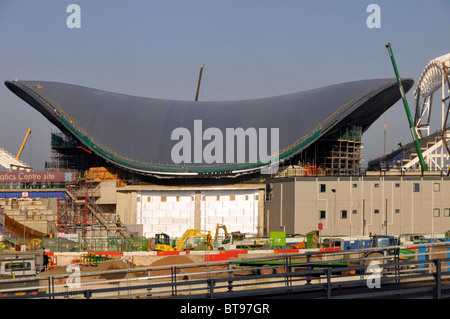 2012 site de construction des Jeux Olympiques de Londres pour la piscine du Centre aquatique le toit en construction à Stratford Newham Londres Angleterre Banque D'Images