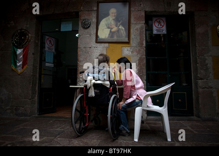 Une infirmière aide une femme âgée manger dans Notre Dame de Guadalupe Accueil pour les personnes âgées, la ville de Mexico, le 23 septembre 2010. Banque D'Images