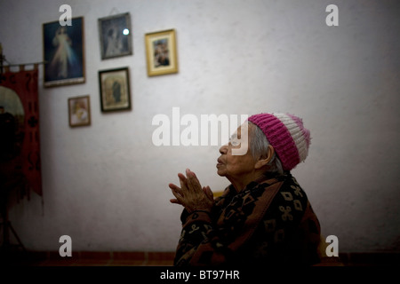 Esperanza Sanchez, 86, prie dans la chapelle de la Maison de la Vierge de Guadalupe pour les personnes âgées, la ville de Mexico, le 25 septembre 2010. Banque D'Images