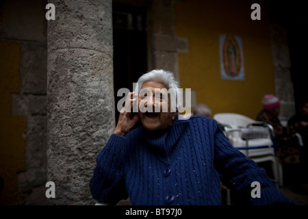 Isabel Alarcon, 99, les sourires de Notre Dame de Guadalupe Accueil pour les personnes âgées, la ville de Mexico, le 25 septembre 2010. Banque D'Images