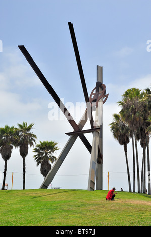 Femme dans un haut rouge en face de '2000' de voxel Art public dans Venice Beach, Los Angeles, Californie par le sculpteur Mark di Suvero Banque D'Images