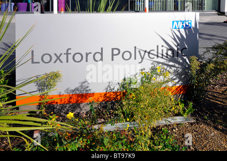 Panneau de signalisation NHS Loxford Polyclinique une clinique et un établissement de soins de santé première polyclinique britannique construite à Ilford London Borough de Redbridge Angleterre Royaume-Uni Banque D'Images