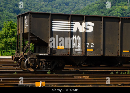 Vue rapprochée d'un Norfolk Southern Coal voiture dans le triage Dickinson près de South Charleston, West Virginia sur un ciel voilé, jour. Banque D'Images