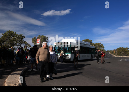 Les touristes arrivant et partant sur l'autobus à l'ermite de repos qui est le dernier arrêt sur la rive sud à pied Banque D'Images