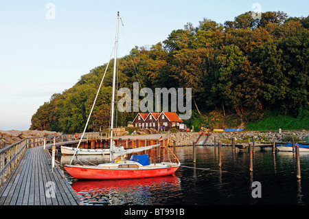 Voilier dans le port de la péninsule de Jasmund, village Lohme, Ruegen Island, Mecklembourg-Poméranie-Occidentale, Allemagne, Europe Banque D'Images