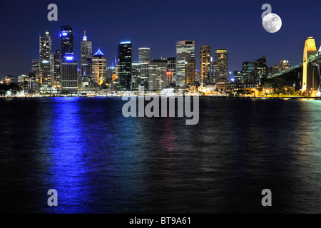 Vue de Sydney Cove avec une pleine lune, Circular Quay, Sydney Harbour, Skyline, Central Business District, nuit, Sydney Banque D'Images