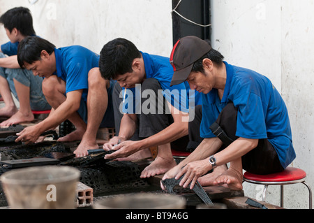 Ligne de production de laques vietnamiennes. Ho Chi Minh Ville, Vietnam. Banque D'Images