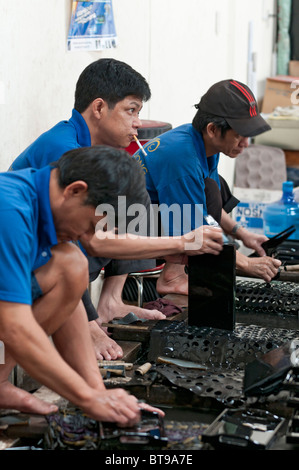 Ligne de production de laques vietnamiennes. Ho Chi Minh Ville, Vietnam. Banque D'Images