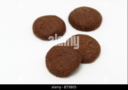 Gros plan de quatre cookies au chocolat isolé sur fond blanc Banque D'Images