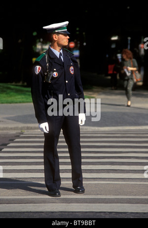 Policier français, français, policier, agent de la police française, la police française, le contrôle de la circulation, l'homme, Paris, Ile-de-France, France, Europe Banque D'Images