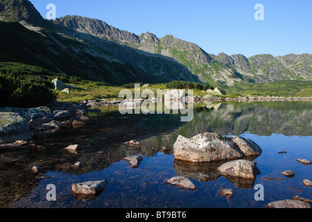 Maly Staw (petit lac) dans la vallée des cinq lacs, montagnes Tatras polonais Banque D'Images