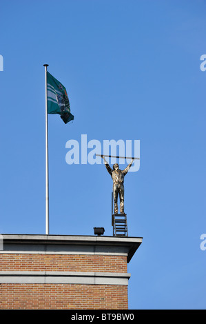 SMAK, le Musée Municipal d'Art Contemporain à Gand avec la sculpture de Jan Fabre, sur le toit, Belgique Banque D'Images