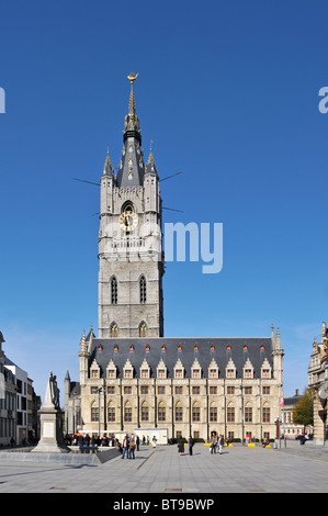 La tour du beffroi au Saint Bavo's square / Sint-Baafsplein à Gand, Belgique Banque D'Images
