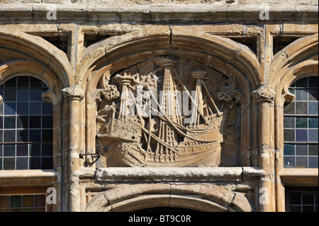 Emblème de navire au-dessus de la porte à la Guildhall de Grass Lane / Graslei à Gand, Belgique Banque D'Images