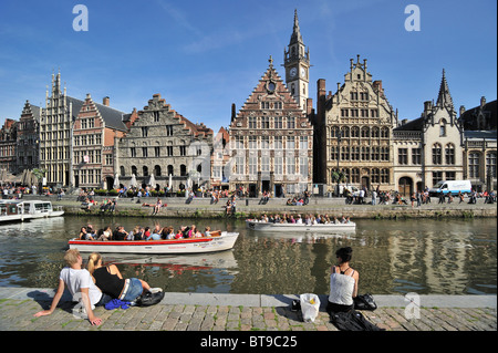 Les touristes sur le quai le long de la rivière Lys avec vue sur la Graslei / Grass Lane à Gand, Belgique Banque D'Images