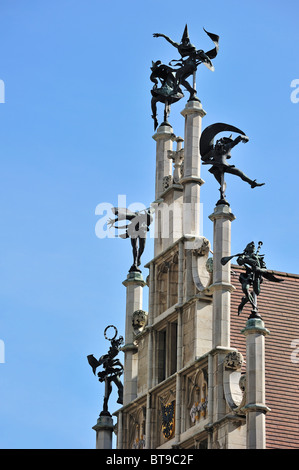 Avec des statues de la façade / moresque danseurs sur le Metselaarshuis avec toiture, Gand, Belgique Banque D'Images