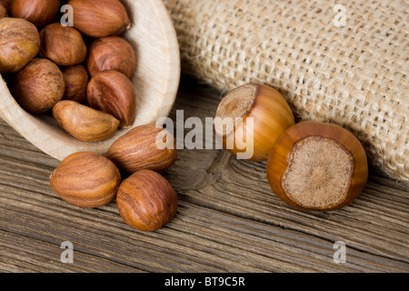 Noisettes mûres sur planche de bois Banque D'Images