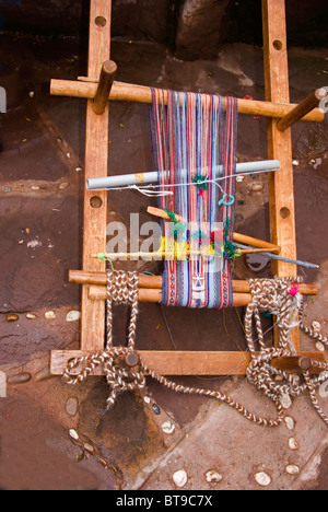 Pérou, Puno, Lac Titicaca Isla de l'île Taquile Taquile parlant Quechua-typique pour tisser des ceintures traditionnelles de tissage Banque D'Images