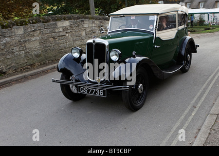 Morris 8 8 1 Série 4 Cabriolet Deux portes Siège britannique Tourer Motor Car avec l'emblème de l'AA Banque D'Images