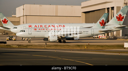 Deux avions d'Air Canada à l'Aéroport International Pearson, Toronto, Ontario, Canada Banque D'Images