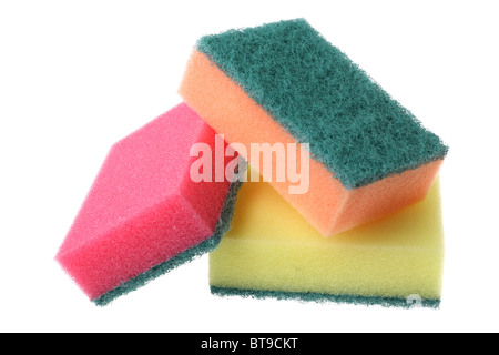 Trois éponges de cuisine colorés isolé sur fond blanc Banque D'Images