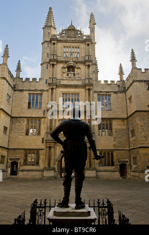 Une vue de la tour des cinq arrêtés à la Bodleian Library à Oxford avec l'avant-plan statue de Thomas comte de Pembroke Banque D'Images
