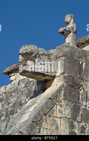 Warrior et à tête de serpent le temple des guerriers (groupe d'un millier de colonnes).site maya de Chichén Itzá, Yucatan, Mexique Banque D'Images