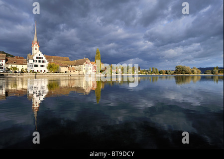 Vue sur la rive du Rhin avec le centre historique de la vieille ville de Stein am Rhein, dans le canton de Schaffhouse, Suisse, Europe Banque D'Images