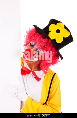 Clown holding et à la recherche d'une ouverture vierge (isolé sur blanc) Banque D'Images
