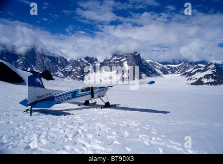 Avion garé sur un glacier près du Mont McKinley en montagnes de l'Alaska. © Craig M. Eisenberg Banque D'Images