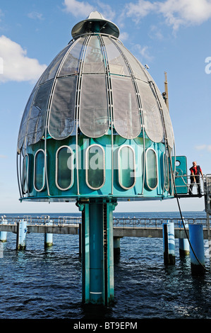 Scaphandre sur la jetée dans la mer Baltique Ruegen Island resort, Sellin, Mecklembourg-Poméranie-Occidentale, Allemagne, Europe Banque D'Images