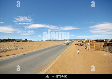 Quartier de taudis, de canton, au bord d'un road, Queenstown, Eastern Cape, Afrique du Sud, l'Afrique Banque D'Images