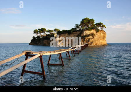 L'île d''Agios Sostis et bridge au coucher du soleil, Zante, îles Ioniennes, Grèce Banque D'Images